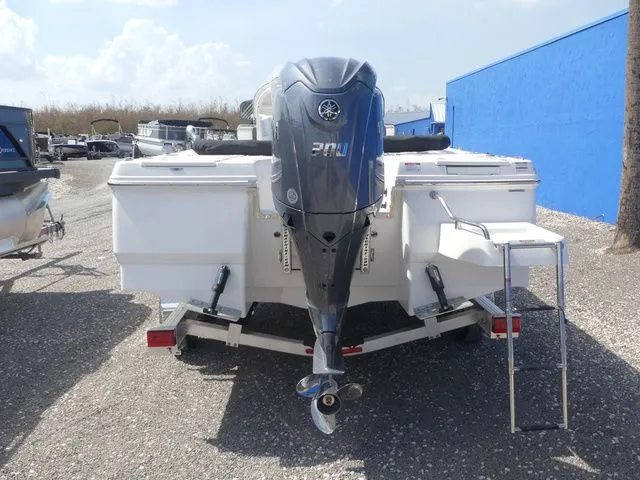 Slide: The Image of Robalo 226 Cayman 2026 - 5