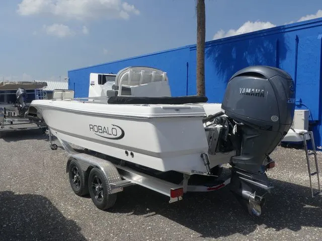 Slide: The Image of Robalo 226 Cayman 2026 - 6