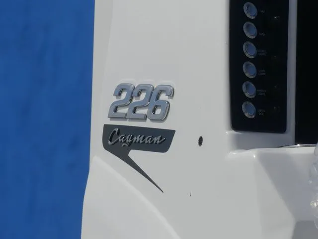 Slide: The Image of Robalo 226 Cayman 2026 - 8