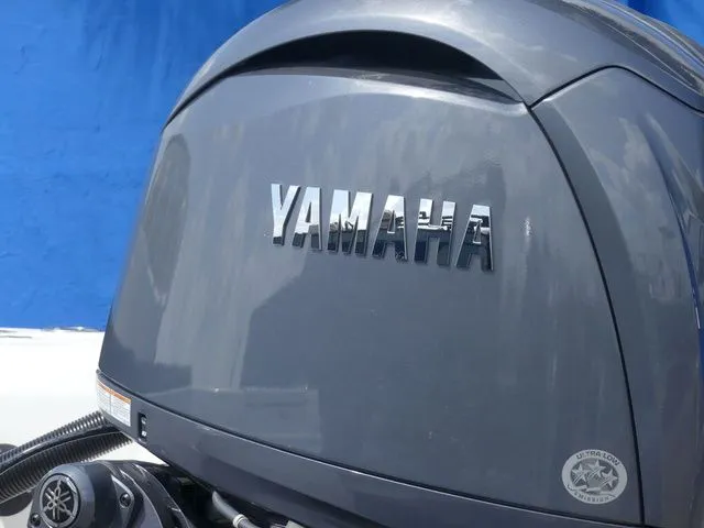 Slide: The Image of Robalo 226 Cayman 2026 - 9