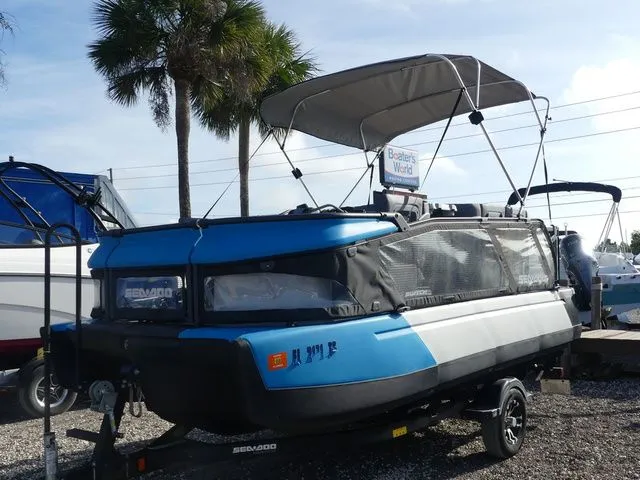 The Image of Sea-Doo Switch® Cruise 18 - 100 hp 2022 - undefined