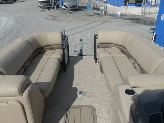 Slide: The Image of Regency 230 DL3 2020 - 12