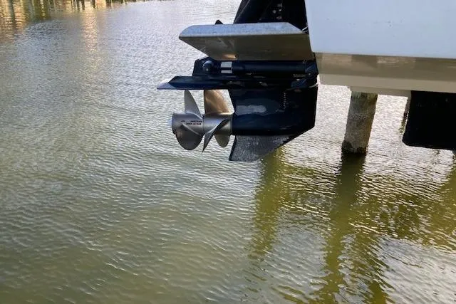 Slide: The Image of Propeller of 2006 Sea Ray 270 Sundeck boat above water surface. - 11