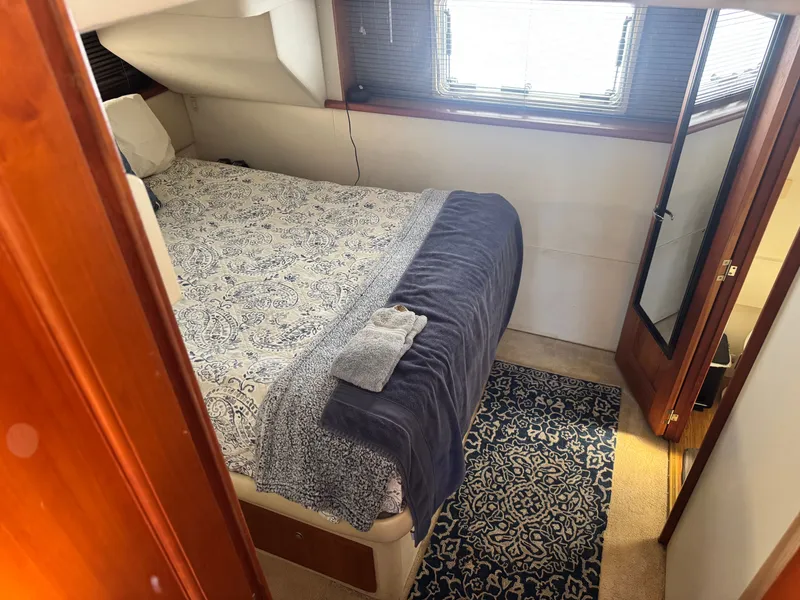 Slide: The Image of Interior of 2000 Silverton 392 Motor Yacht with cozy bedroom. - 18