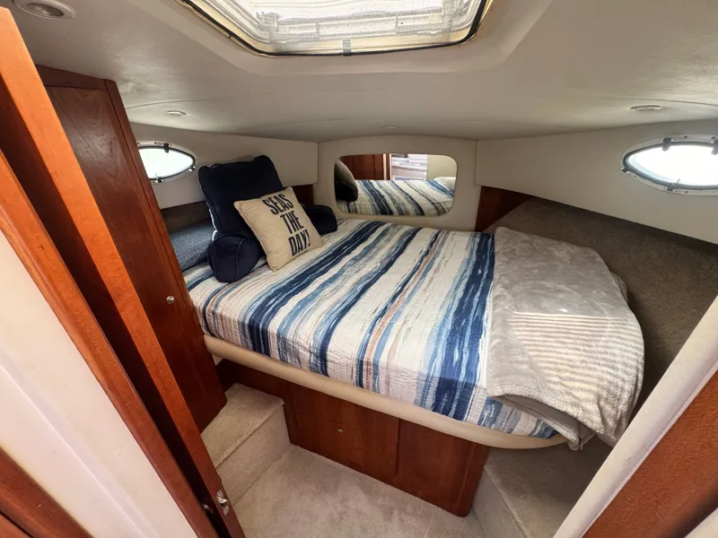 Slide: The Image of Interior of 2000 Silverton 392 Motor Yacht with cozy bedroom. - 24