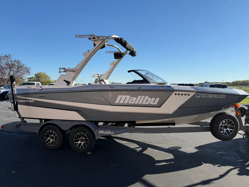 The Image of 2022 Malibu Wakesetter 21 LX boat on trailer, side view. - 0