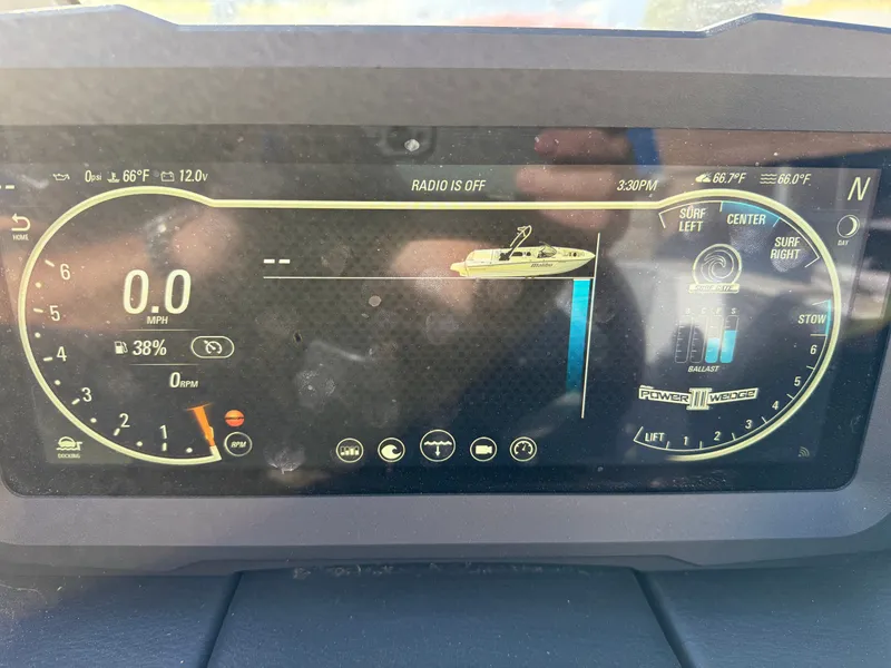 Slide: The Image of 2022 Malibu Wakesetter 21 LX boat display showing speed and ballast information. - 10