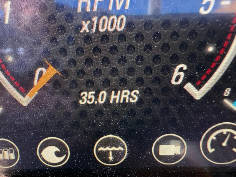 Slide: The Image of Malibu Wakesetter 21 LX 2022 tachometer displaying 35 hours. - 9