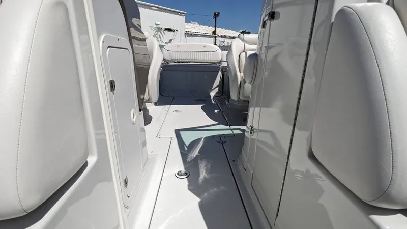 Slide: The Image of Crownline Boats 240 EX 2004 - 18