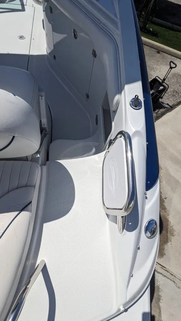 Slide: The Image of Crownline Boats 240 EX 2004 - 29