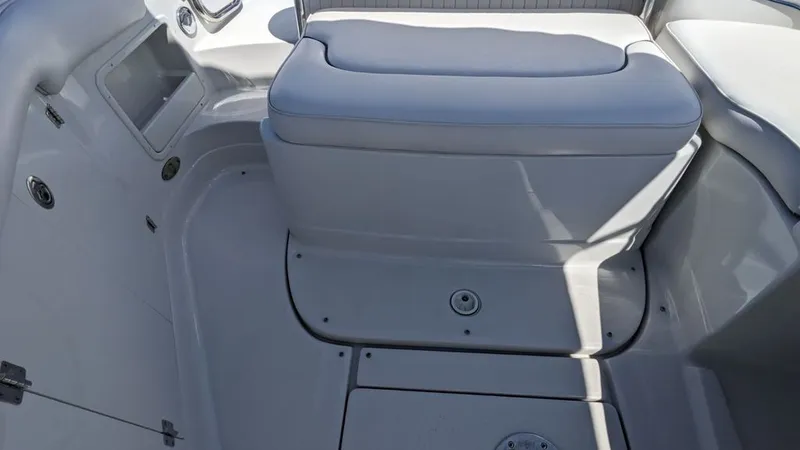 Slide: The Image of Crownline Boats 240 EX 2004 - 31