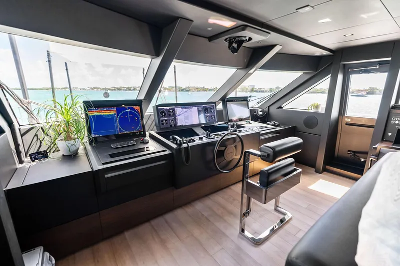 Slide: The Image of Custom Navetta 33 2023 - 100