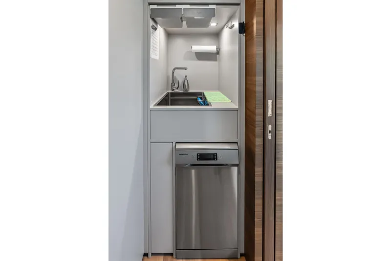 Slide: The Image of Custom Navetta 33 2023 - 110