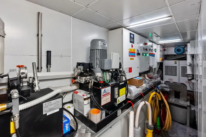 Slide: The Image of Custom Navetta 33 2023 - 130