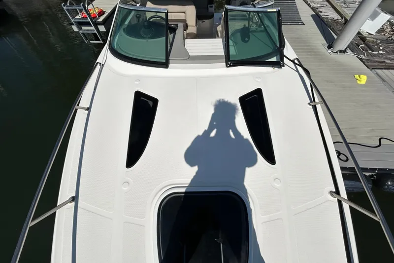 Slide: The Image of Interior of 2014 Sea Ray Sundancer 260 boat with seating and helm. - 25