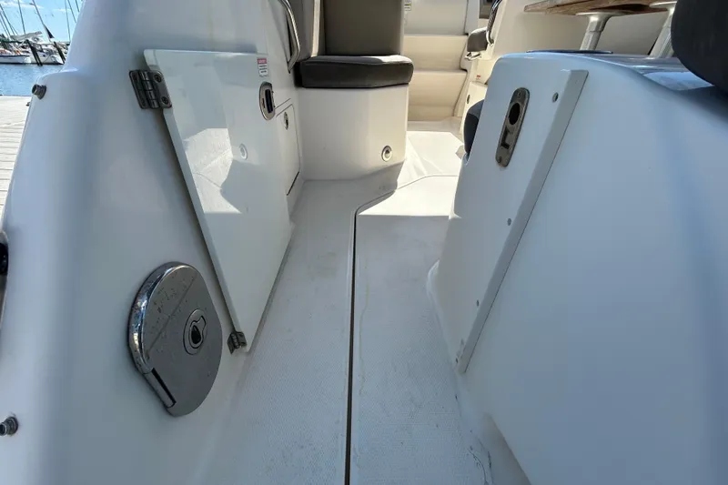 Slide: The Image of Storage compartment of a 2014 Sea Ray Sundancer 260 with fire extinguisher and wiring. - 40