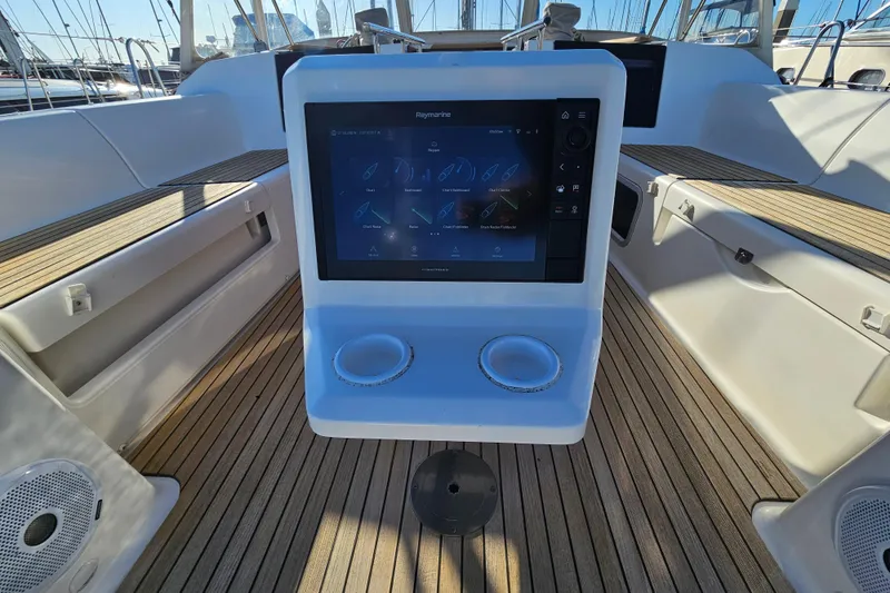 Slide: The Image of Large Chartplotter - 37