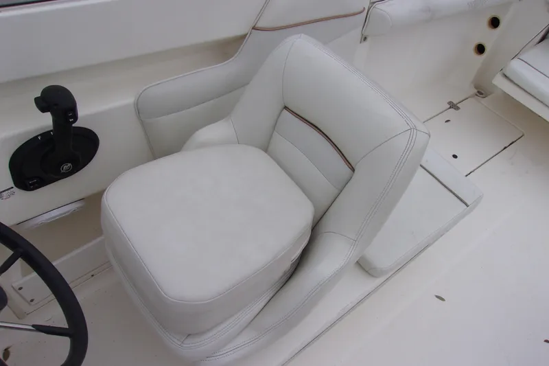Slide: The Image of White captain's seat on 1998 Wellcraft 210 Sportsman boat interior. - 7