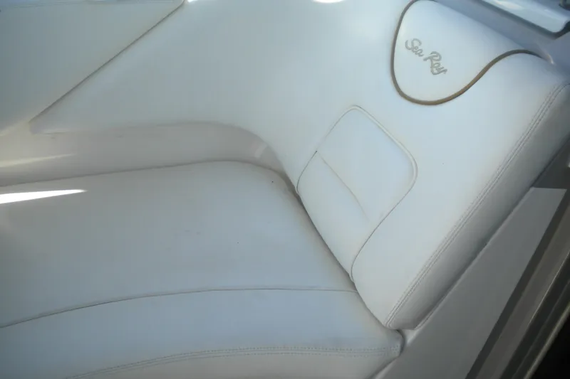 Slide: The Image of White leather seating on a 2002 Sea Ray Sundancer 280 boat. - 15