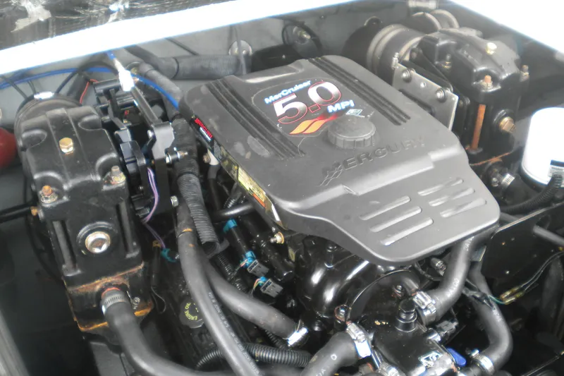 Slide: The Image of Engine of 2002 Sea Ray Sundancer 280 with MerCruiser 5.0 MPI. - 54