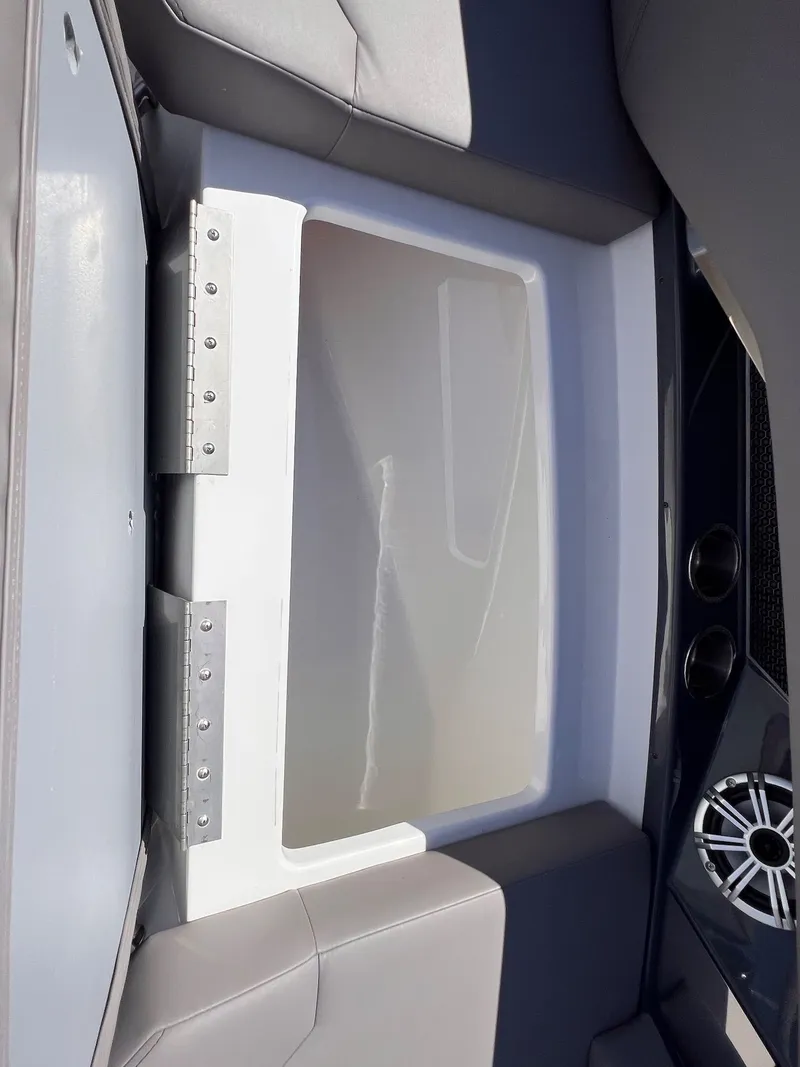 Slide: The Image of Interior of 2019 Cruisers Yachts 338 CX South Beach Bow Rider. - 21
