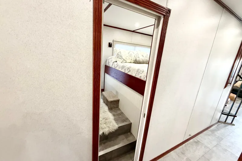 Slide: The Image of Interior view of 2005 Twin Anchors 6816 Arizona Edition Yacht House bedroom. - 15