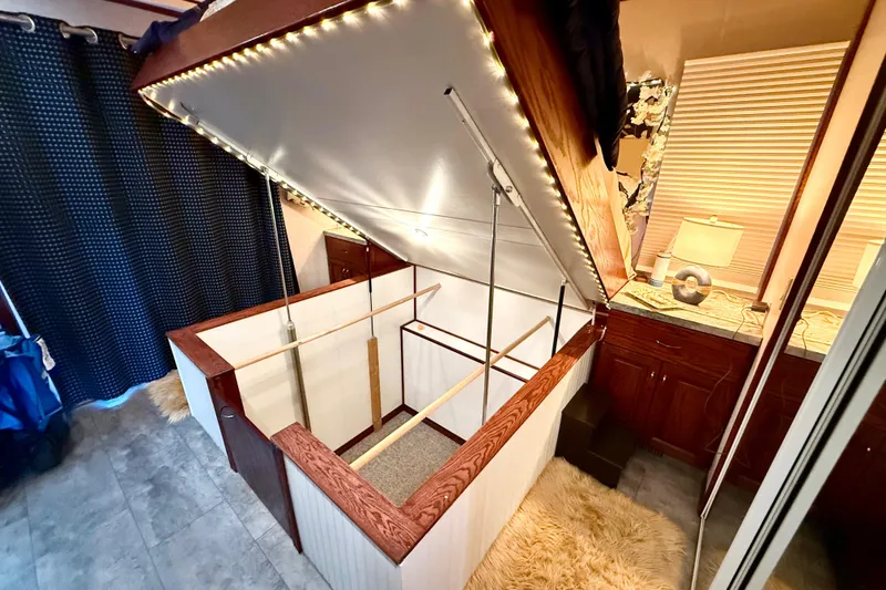 Slide: The Image of Interior of 2005 Twin Anchors 6816 Arizona Edition Yacht House with modern decor and lighting. - 27