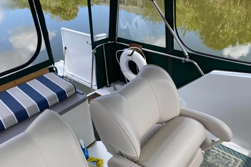 Slide: The Image of Bow of 1978 Prairie Boat Works 29 Coastal Cruiser with ropes and anchor chain. - 8