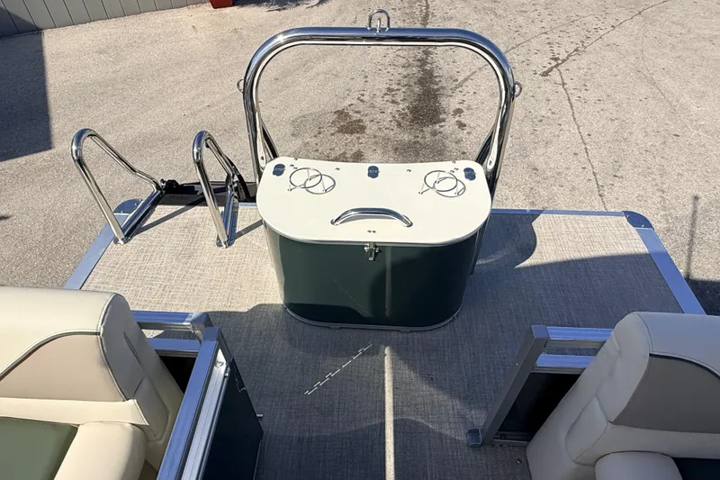 Slide: The Image of 2026 Avalon 2385 Venture 85 Quad Lounger, Tri Toon High Performance boat interior view. - 24