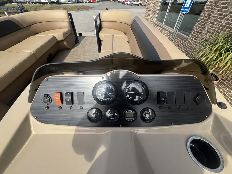 Slide: The Image of Viaggio Lago 25U Tripletoon w/Suzuki 200HP - 4 - Stroke Engine Trailer Included 2022 - 13