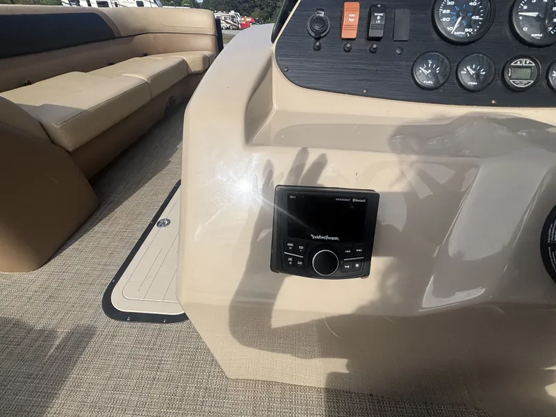 Slide: The Image of Viaggio Lago 25U Tripletoon w/Suzuki 200HP - 4 - Stroke Engine Trailer Included 2022 - 32