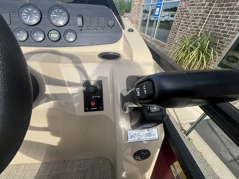 Slide: The Image of Viaggio Lago 25U Tripletoon w/Suzuki 200HP - 4 - Stroke Engine Trailer Included 2022 - 33