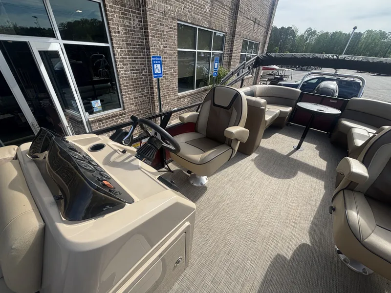 Slide: The Image of Viaggio Lago 25U Tripletoon w/Suzuki 200HP - 4 - Stroke Engine - No Trailer 2022 - 10