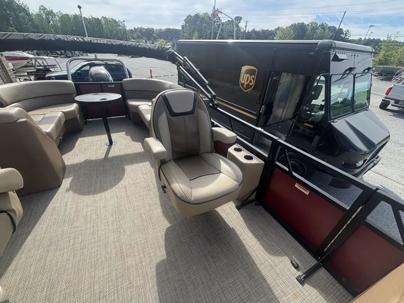 Slide: The Image of Viaggio Lago 25U Tripletoon w/Suzuki 200HP - 4 - Stroke Engine - No Trailer 2022 - 11