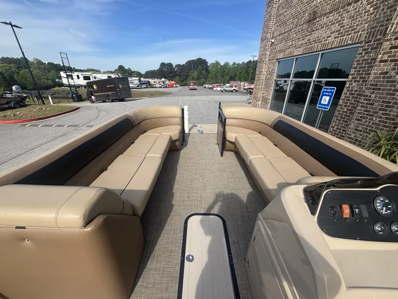 Slide: The Image of Viaggio Lago 25U Tripletoon w/Suzuki 200HP - 4 - Stroke Engine - No Trailer 2022 - 20