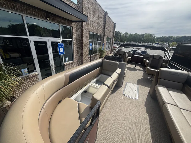 Slide: The Image of Viaggio Lago 25U Tripletoon w/Suzuki 200HP - 4 - Stroke Engine - No Trailer 2022 - 24