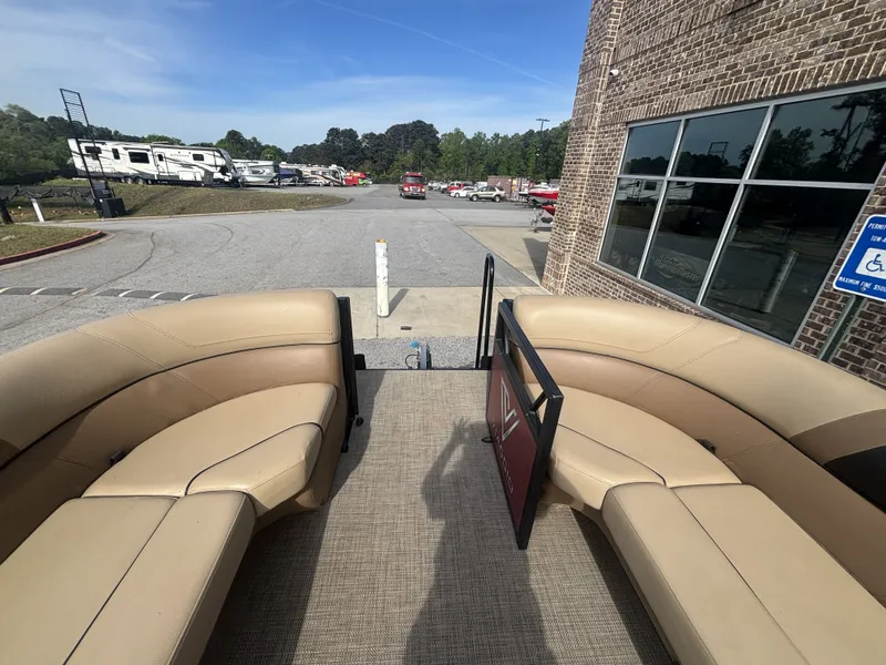 Slide: The Image of Viaggio Lago 25U Tripletoon w/Suzuki 200HP - 4 - Stroke Engine - No Trailer 2022 - 36