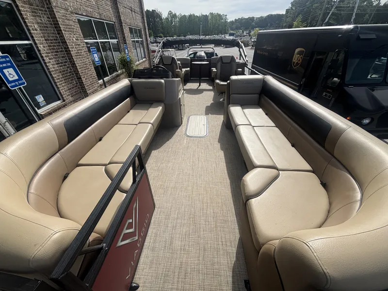 Slide: The Image of Viaggio Lago 25U Tripletoon w/Suzuki 200HP - 4 - Stroke Engine - No Trailer 2022 - 7