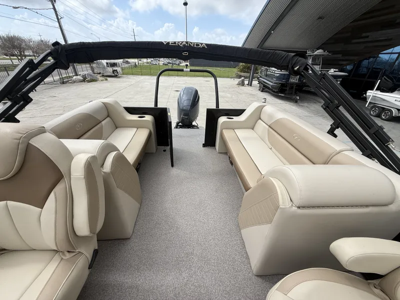 Slide: The Image of Veranda VR22RC 2022 - 10