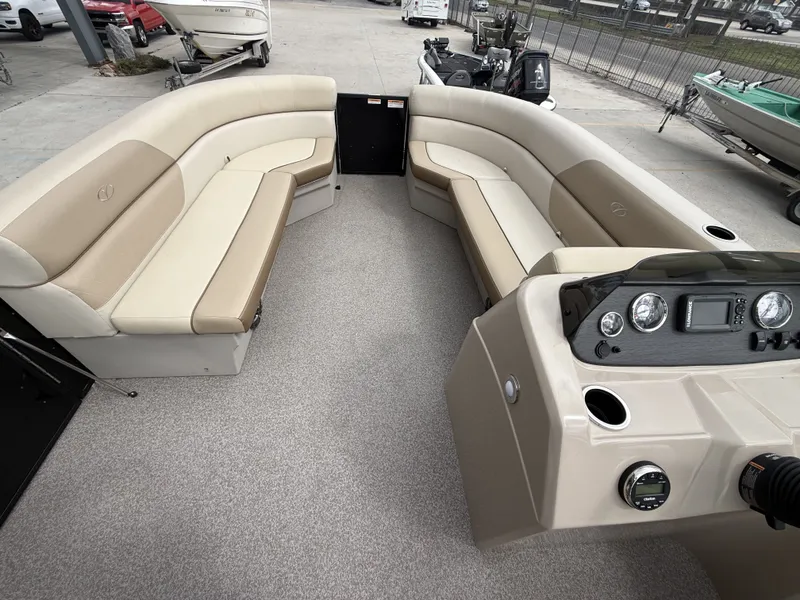 Slide: The Image of Veranda VR22RC 2022 - 12