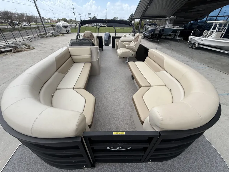 Slide: The Image of Veranda VR22RC 2022 - 14