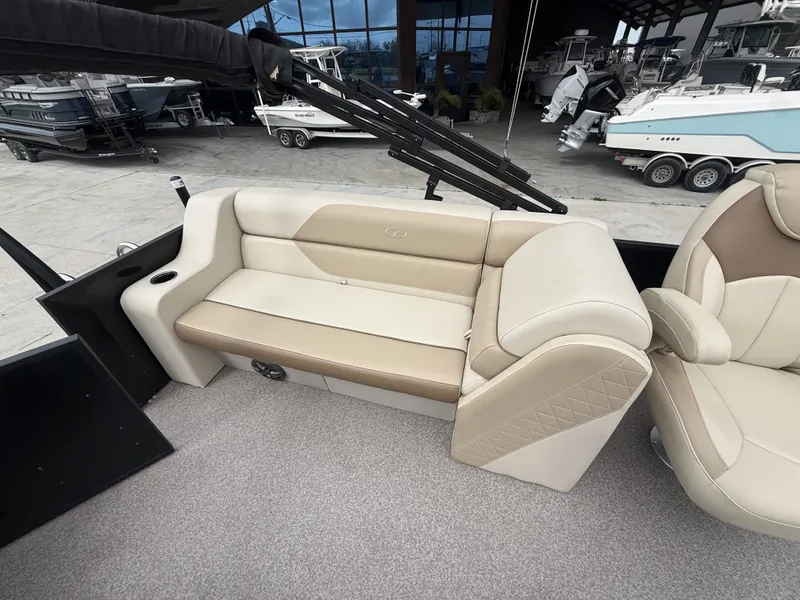 Slide: The Image of Veranda VR22RC 2022 - 16