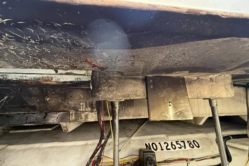 Slide: The Image of Underside of a 1999 Maxum 4600 SCB boat. - 32