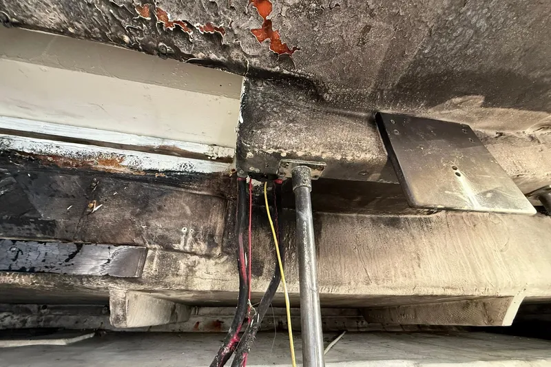 Slide: The Image of Underside of 1999 Maxum 4600 SCB with visible wires and rust. - 33