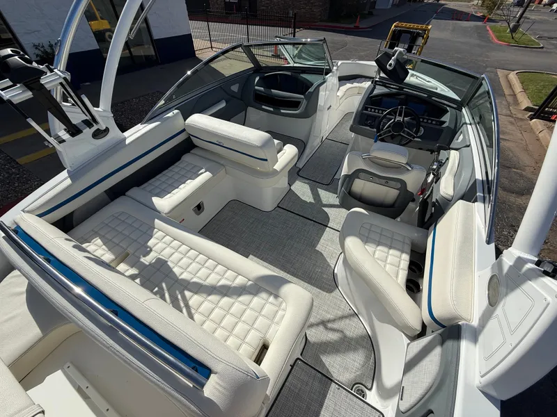 Slide: The Image of Cobalt R3 Surf 2019 - 16