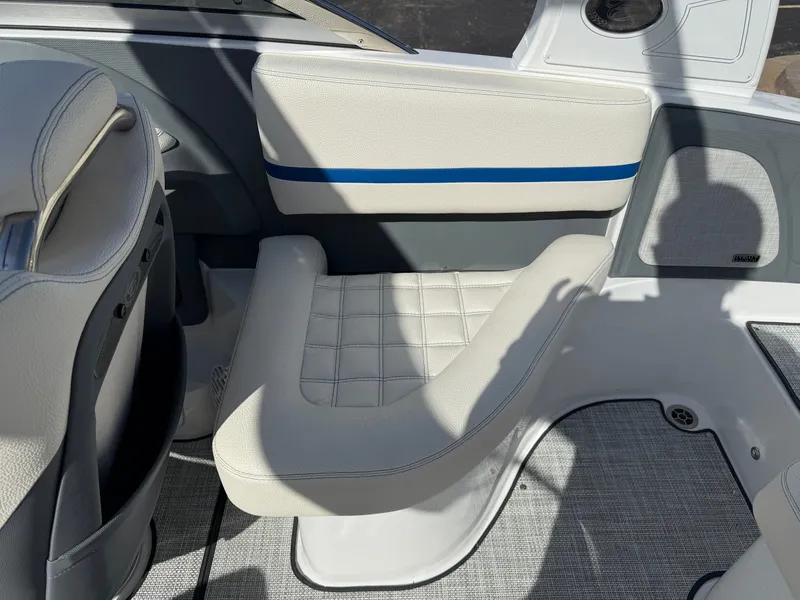 Slide: The Image of Cobalt R3 Surf 2019 - 19