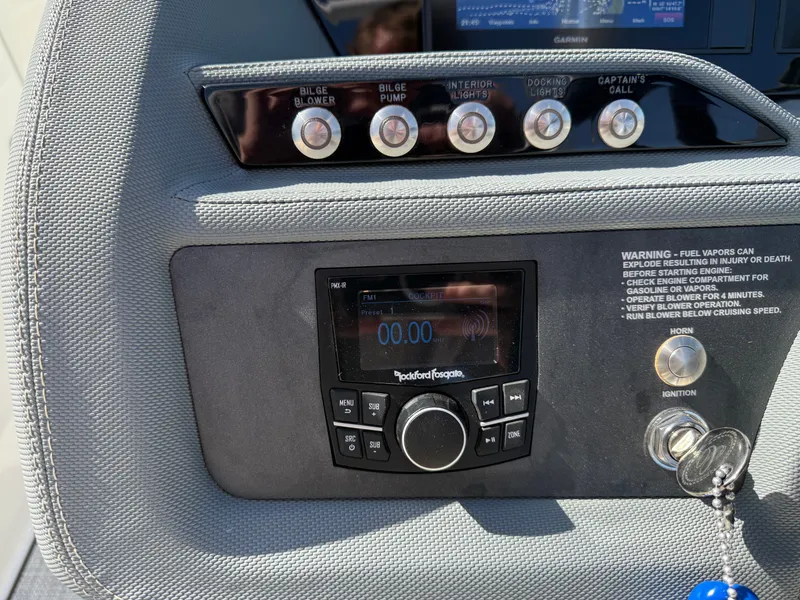 Slide: The Image of Cobalt R3 Surf 2019 - 24