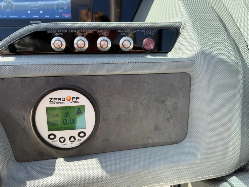 Slide: The Image of Cobalt R3 Surf 2019 - 25