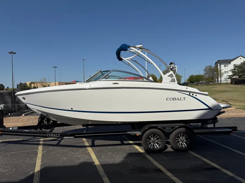 Slide: The Image of Cobalt R3 Surf 2019 - 5