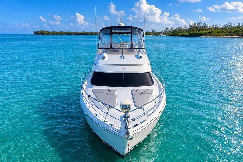 The Image of 2004 Carver 420 Mariner yacht on clear blue water under a sunny sky. - 0